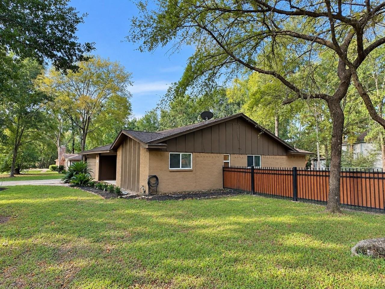 Maplewood Dr - Photo 2 of 8