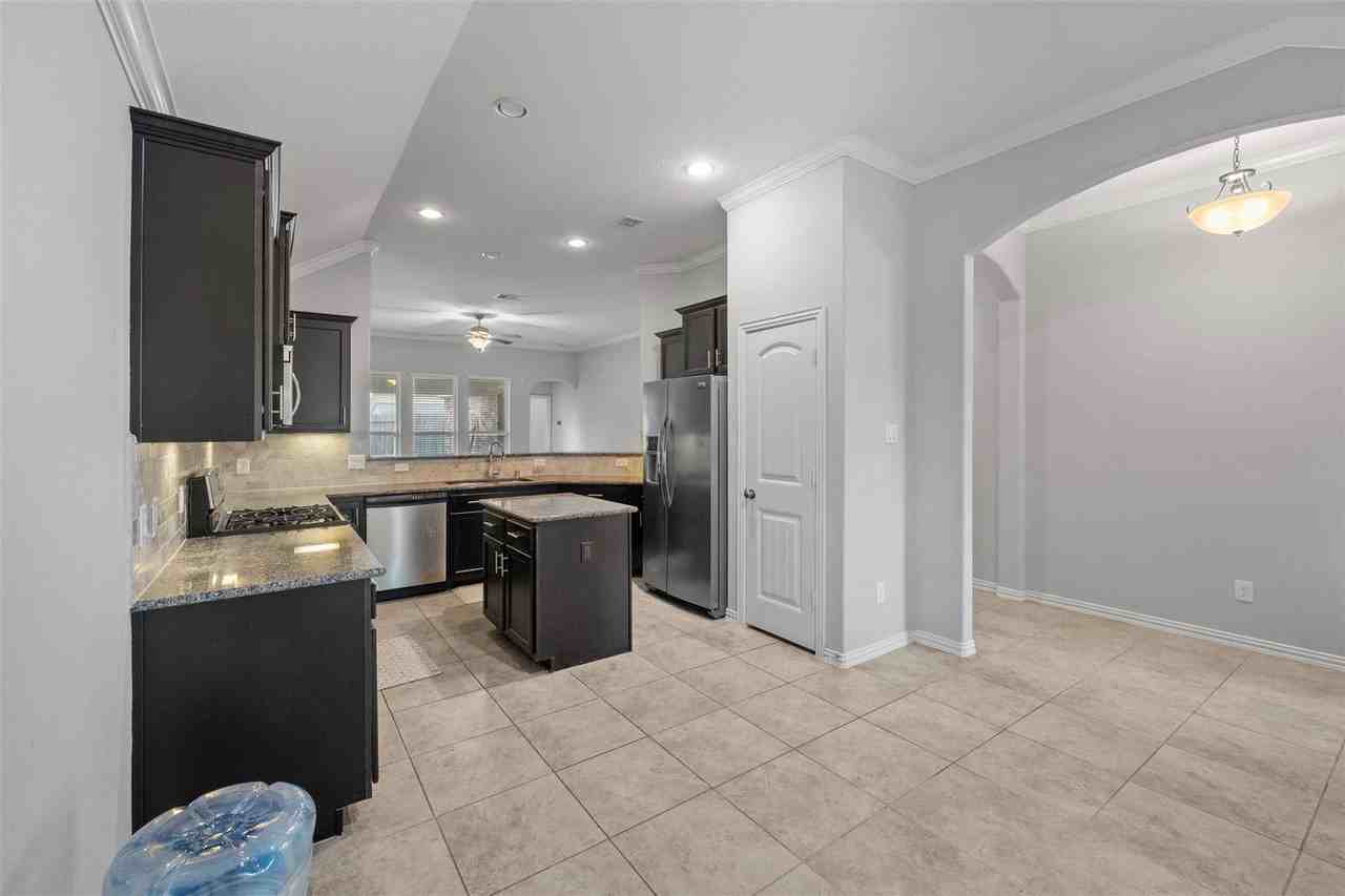 Maple Point Dr E - Photo 5 of 8
