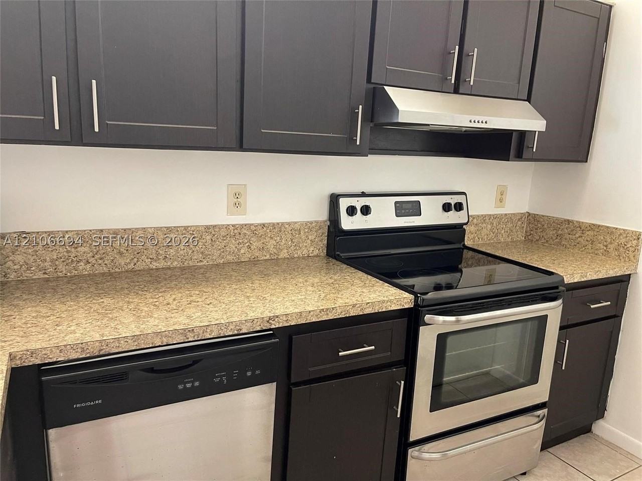 1032 Twin Lakes Dr #21G - Photo 2 of 3