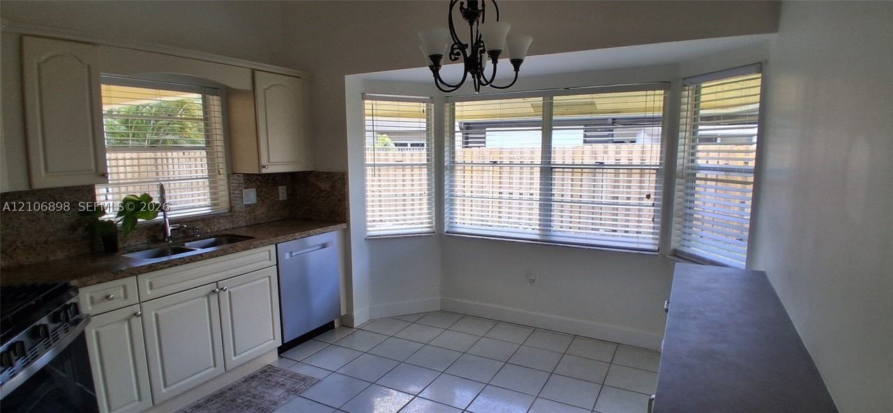 3277 Nw 123rd Ave - Photo 4 of 28