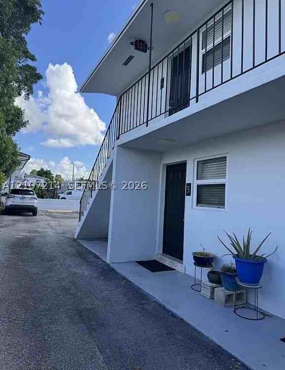 3181 Sw 18th St #6 - Photo 2 of 11