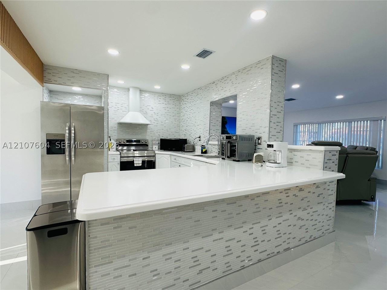 120 S 56th Ave - Photo 4 of 17