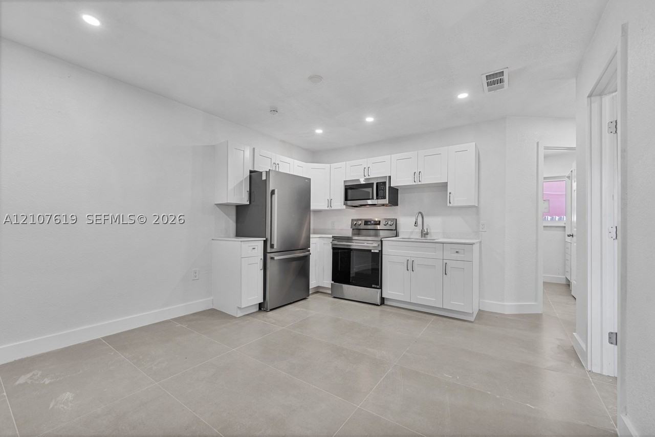 1849 Nw 16th St #B - Photo 2 of 15