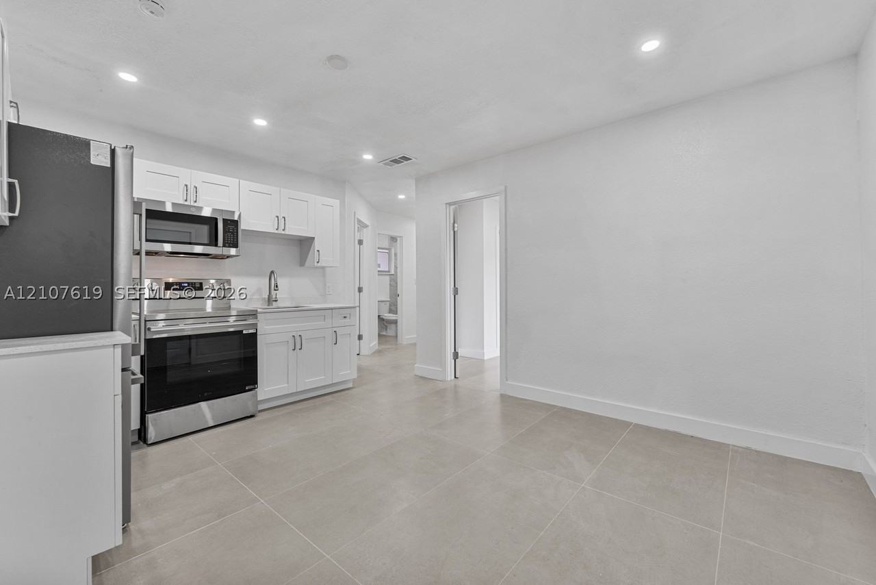 1849 Nw 16th St #B - Photo 3 of 15
