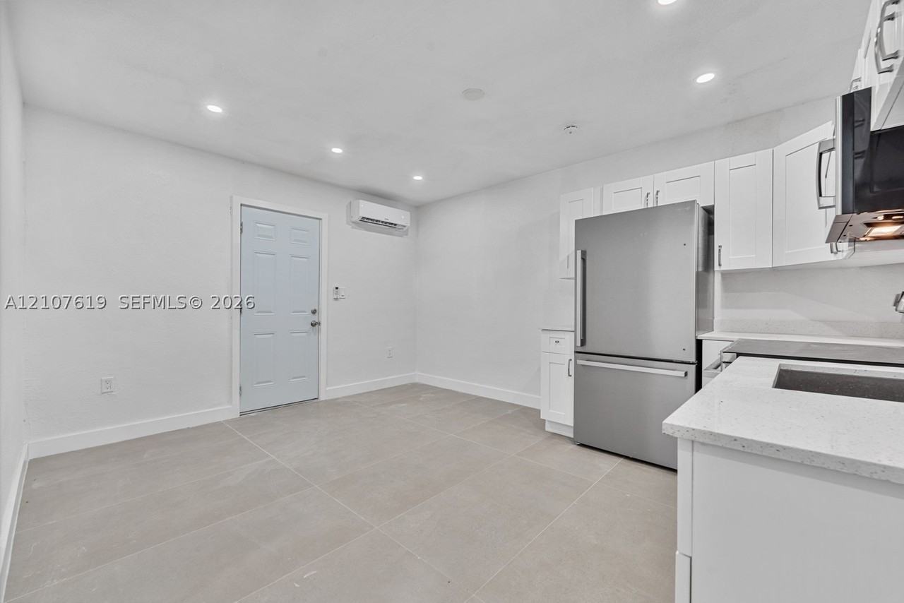 1849 Nw 16th St #B - Photo 6 of 15