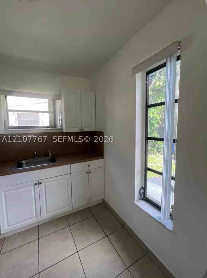 1670 Harding St #B - Photo 5 of 14