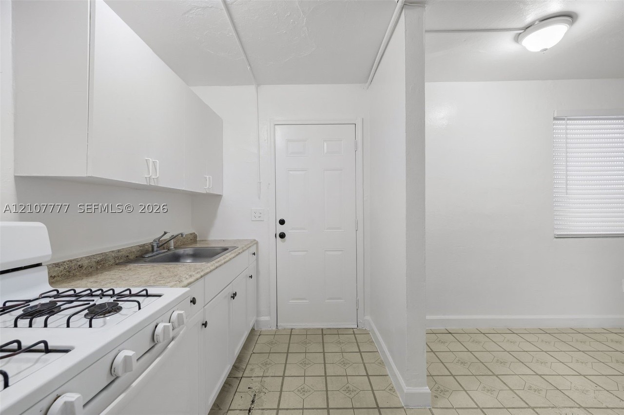 126 Sw 18th Ave #4 - Photo 2 of 15