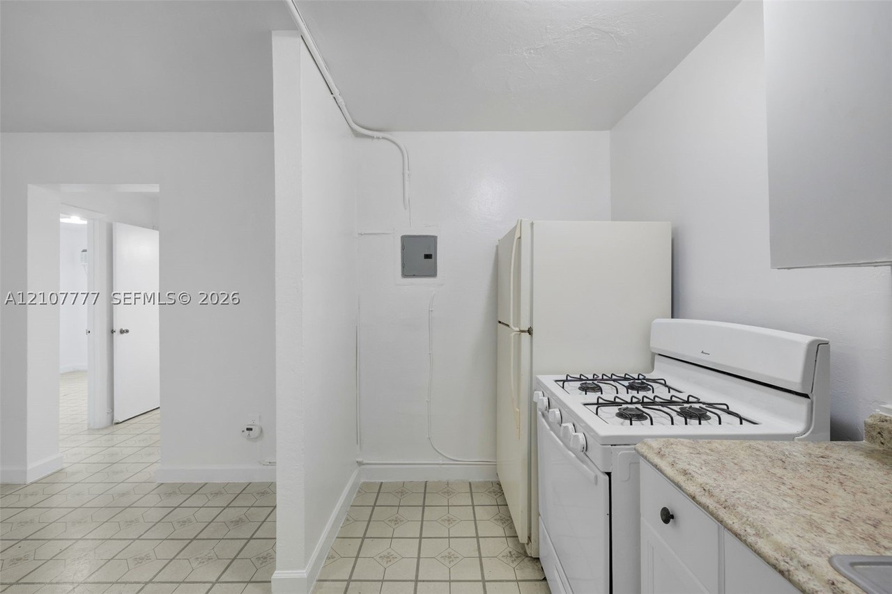 126 Sw 18th Ave #4 - Photo 3 of 15