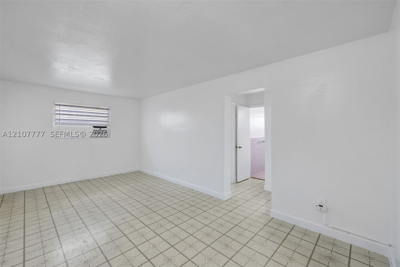 126 Sw 18th Ave #4 - Photo 7 of 15