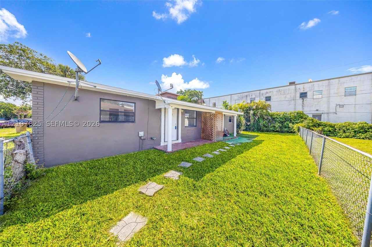 6172 Sw 44th St #1 - Photo 4 of 27