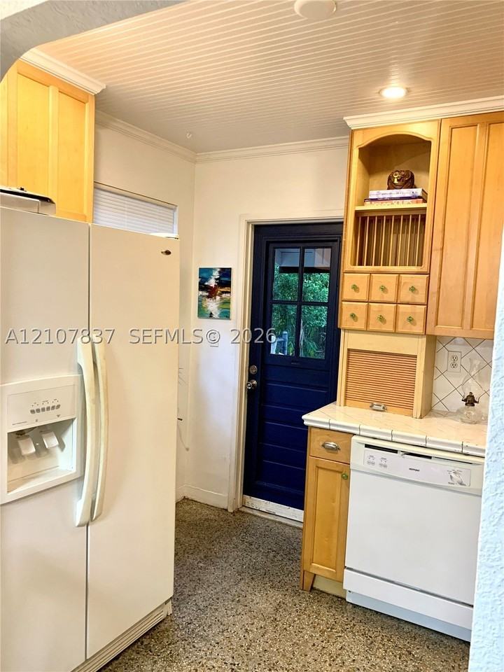 845 Sw 11th Ct - Photo 5 of 21