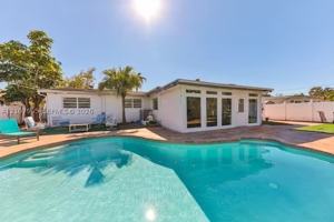 featured image of 2565 Ne 214th St #2565