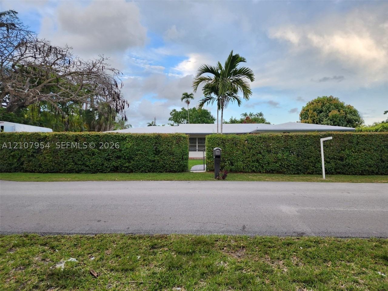 7105 Sw 84th Ave - Photo 5 of 35