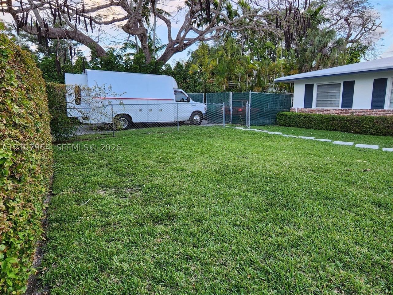 7105 Sw 84th Ave - Photo 6 of 35