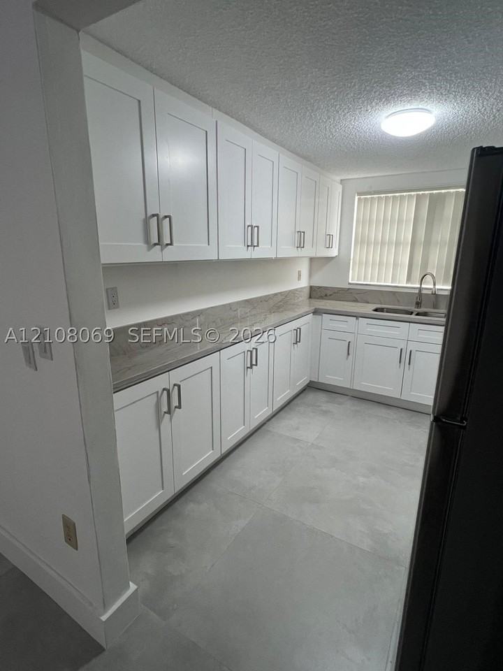 660 Se Park Dr #101 - Photo 3 of 17