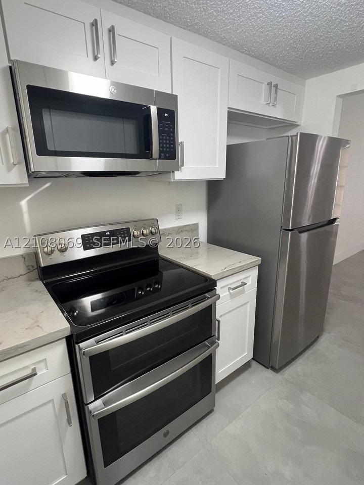 660 Se Park Dr #101 - Photo 4 of 17