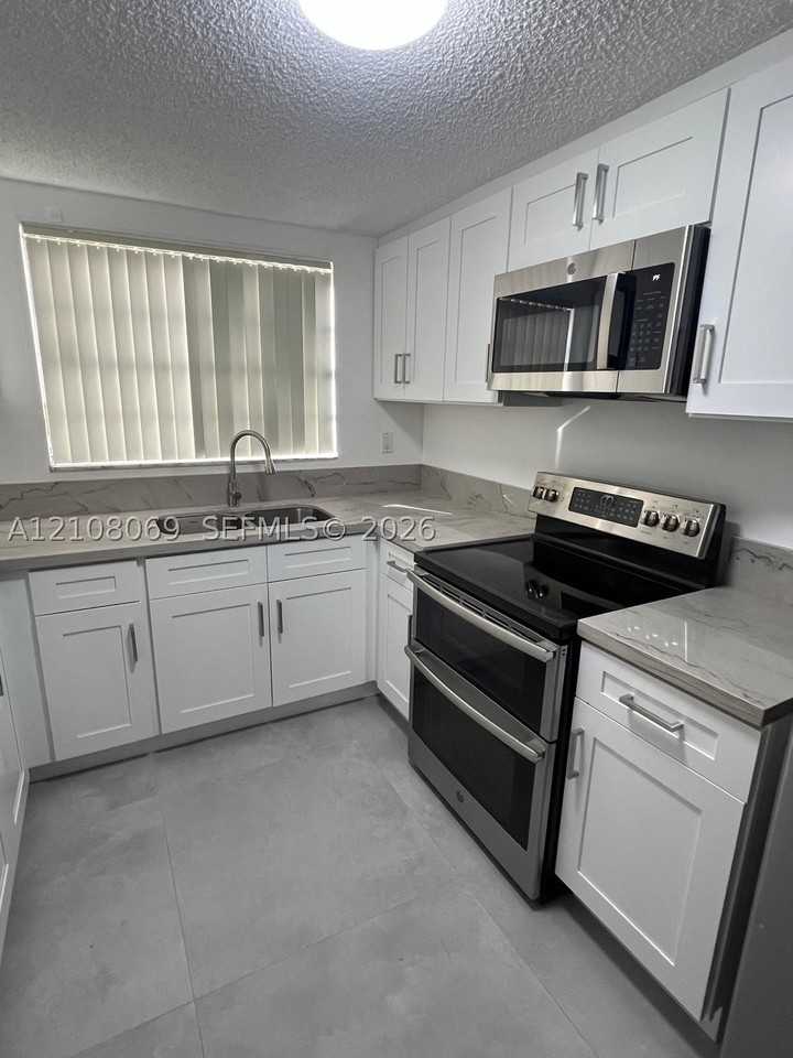 660 Se Park Dr #101 - Photo 5 of 17