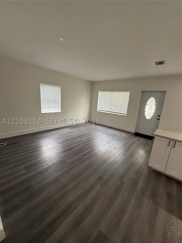 17451 Ne 19th Ave - Photo 3 of 22