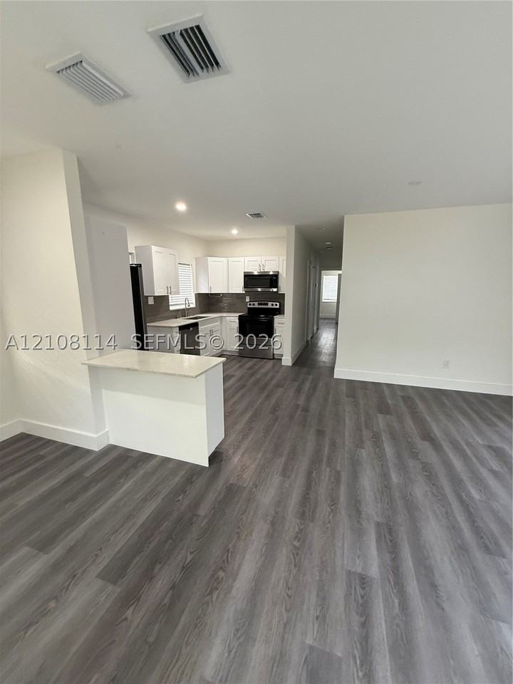 17451 Ne 19th Ave - Photo 4 of 22