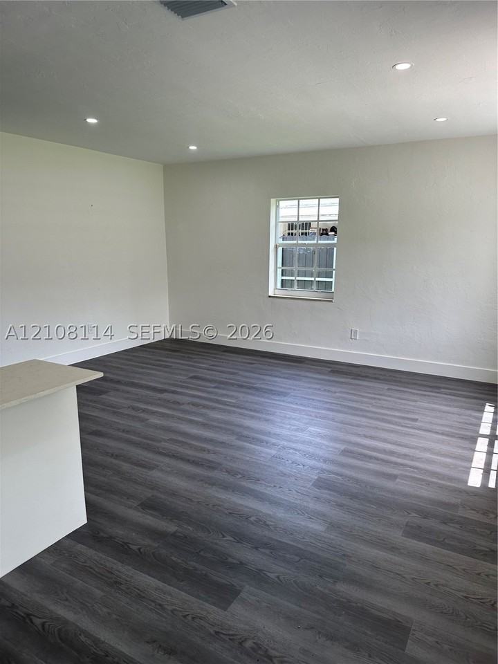17451 Ne 19th Ave - Photo 6 of 22
