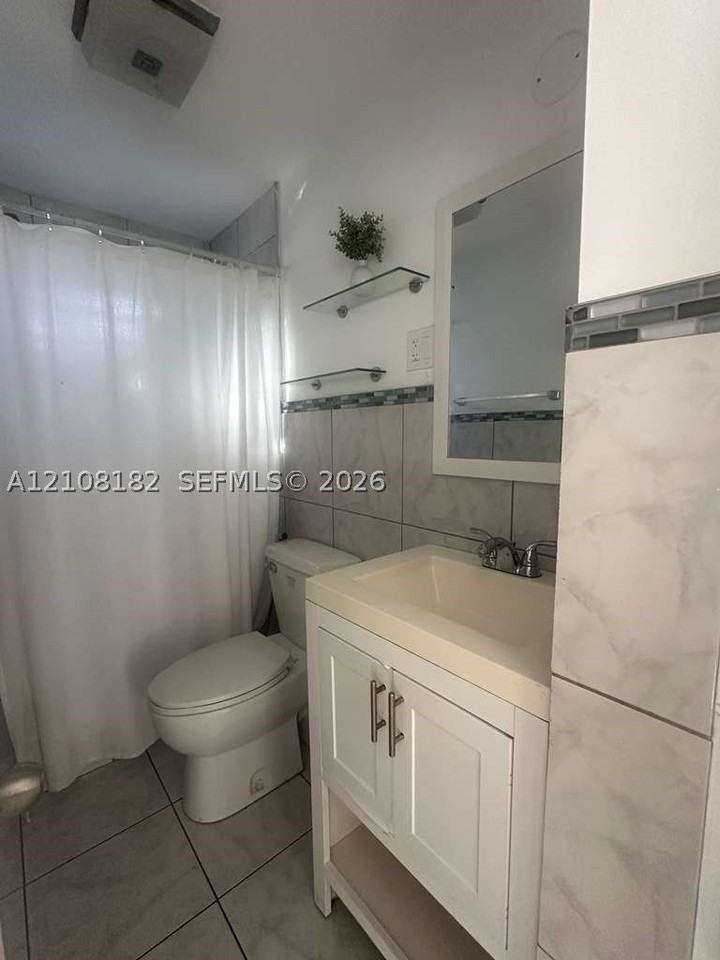 930 N 16th Ave #2 - Photo 3 of 4