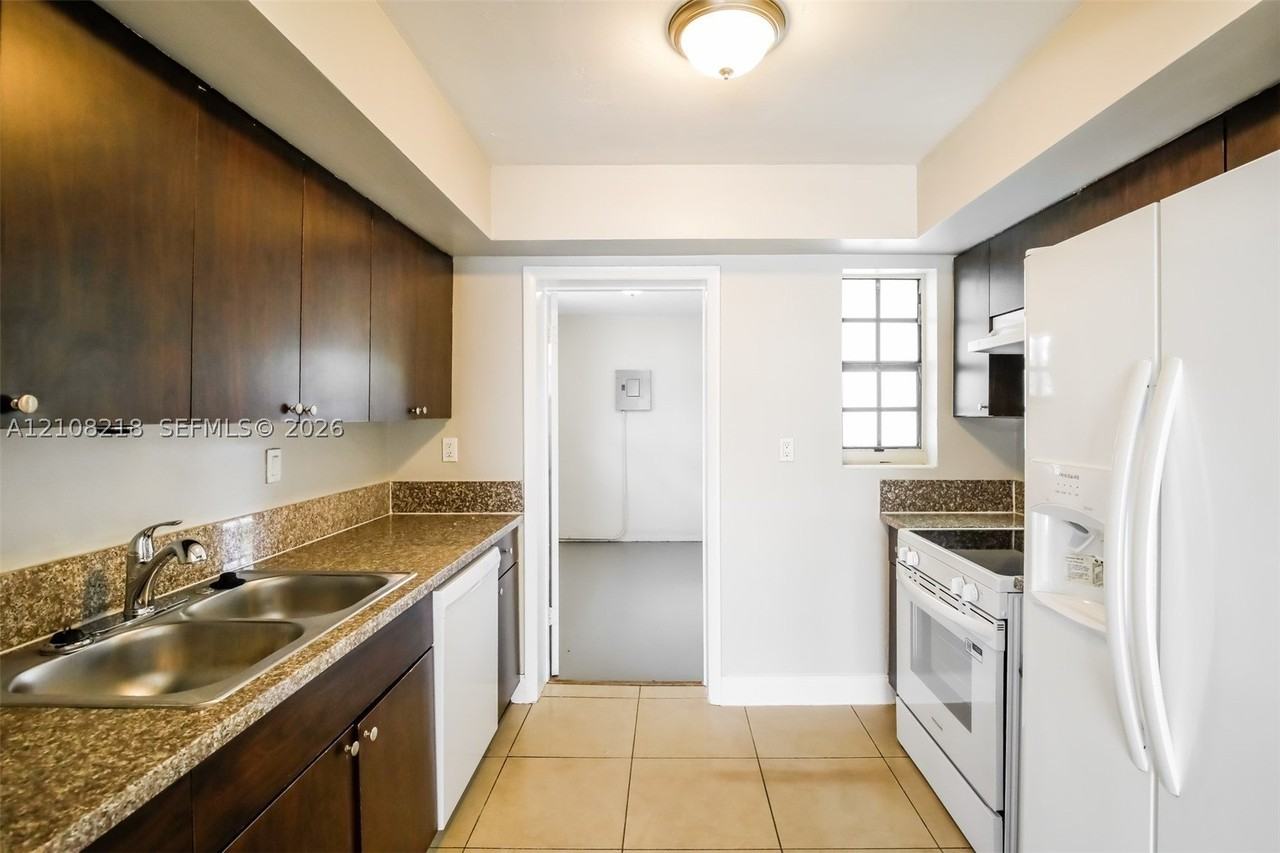 960 N 73rd Way - Photo 5 of 15