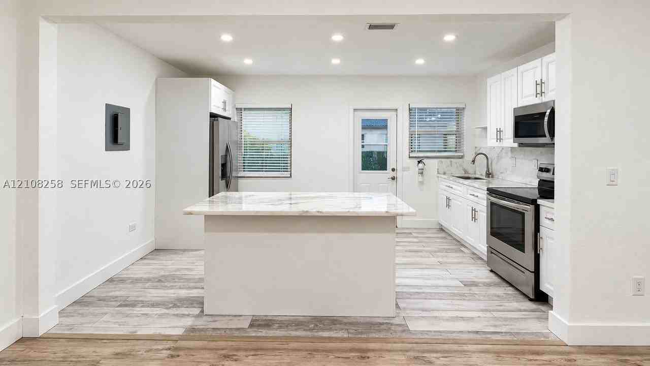909 Ne 111th St #909 - Photo 4 of 11