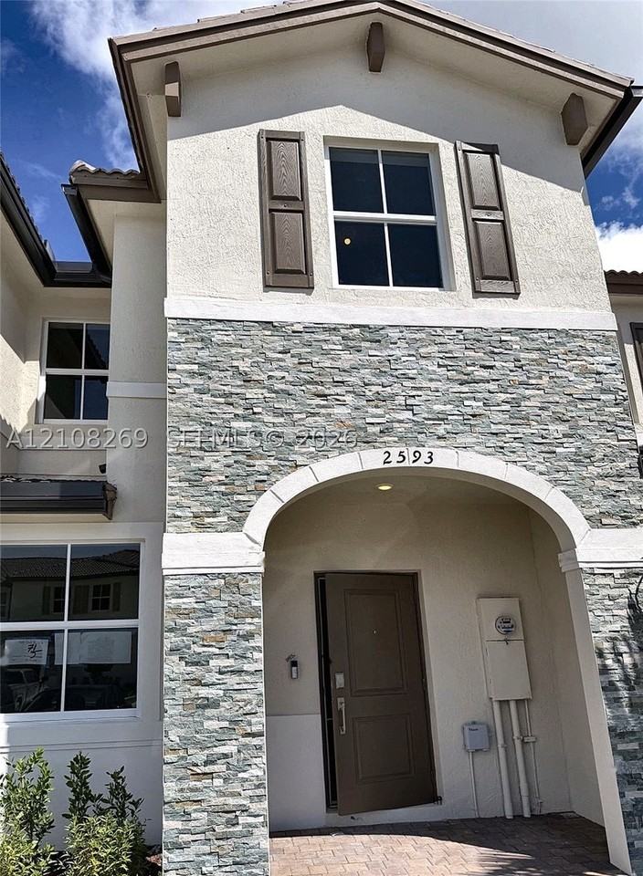 2593 Se 25th Dr - Photo 2 of 14