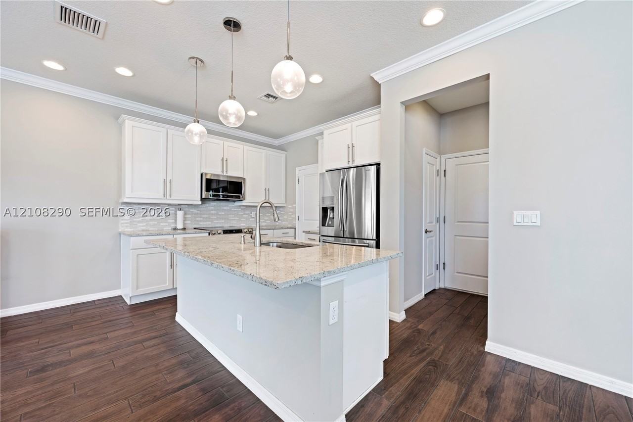 945 Banyan Dr - Photo 5 of 42
