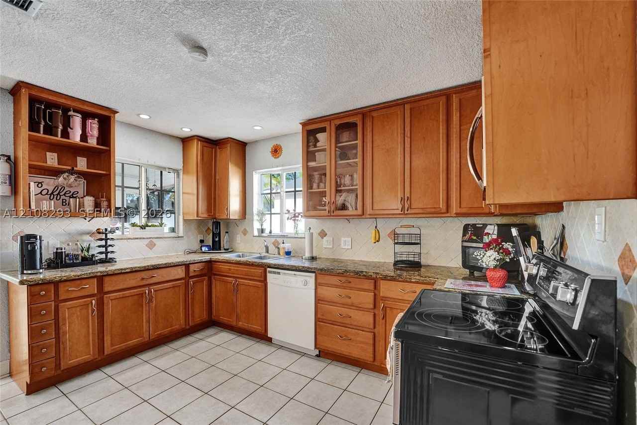 2826 Dewey St - Photo 3 of 21