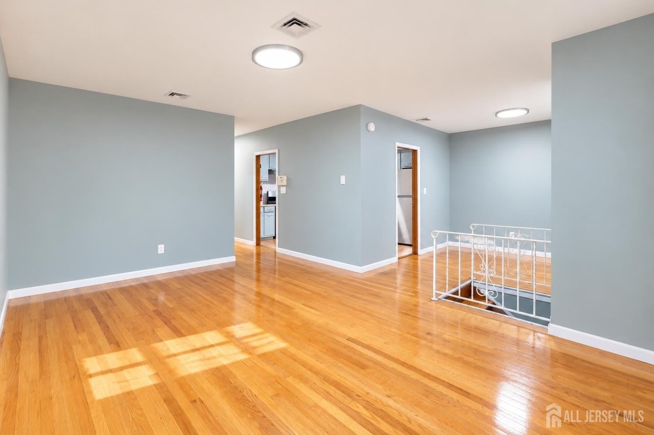 287 E Smith St - Photo 6 of 30