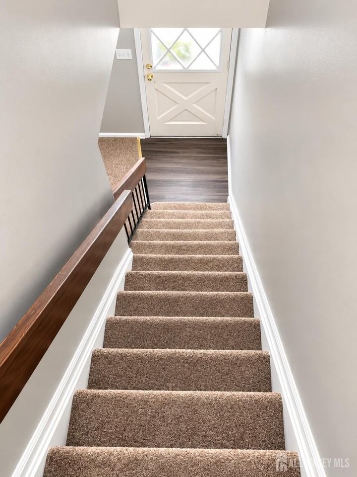 113 Primrose Ln - Photo 3 of 8