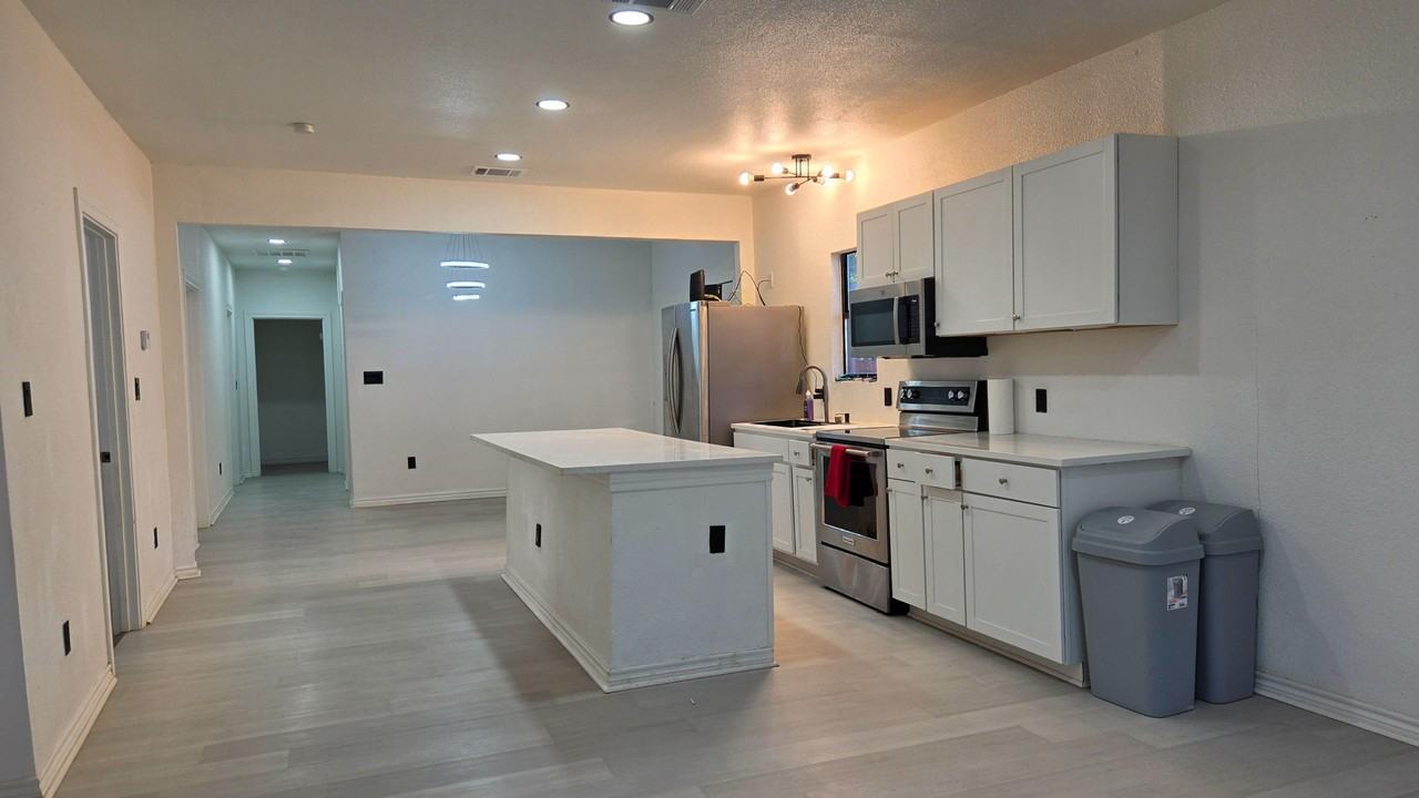 S Trinity St - Photo 7 of 20