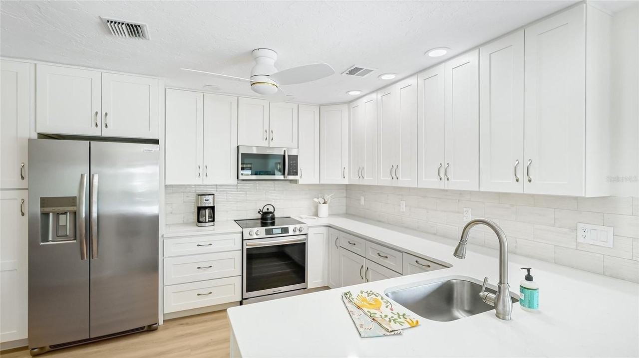 539 67th St - Photo 3 of 19