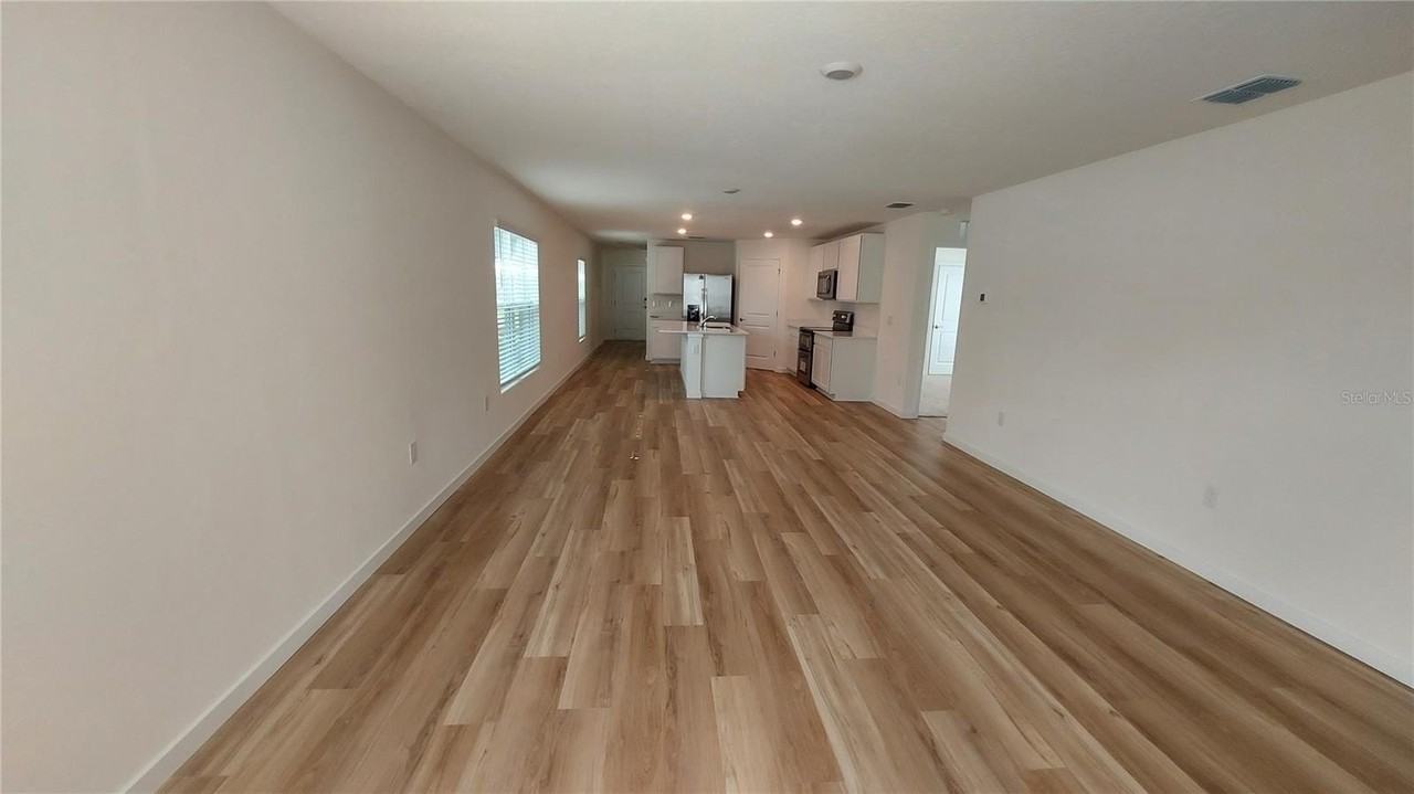 3035 Ne 20th Ter - Photo 3 of 21
