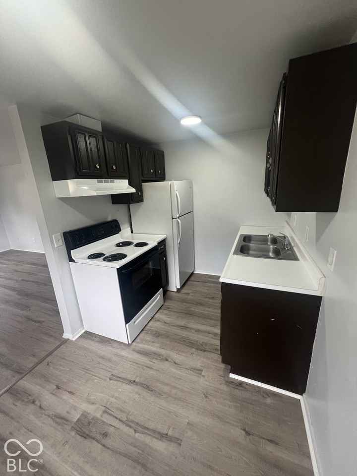 900 Sloan St #A - Photo 2 of 12