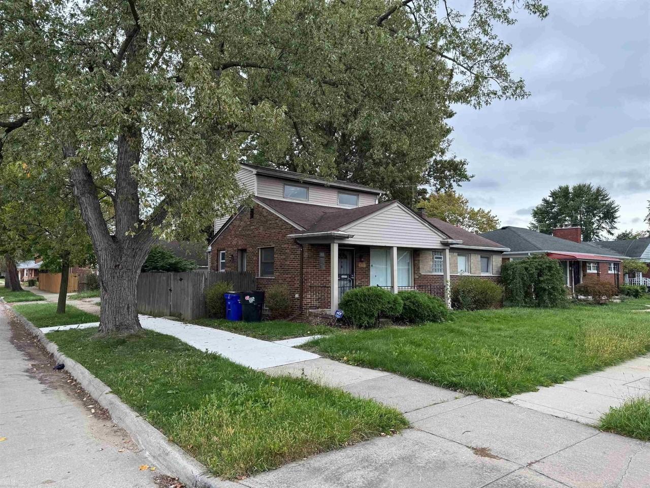 19196 Tyrone St - Photo 2 of 26