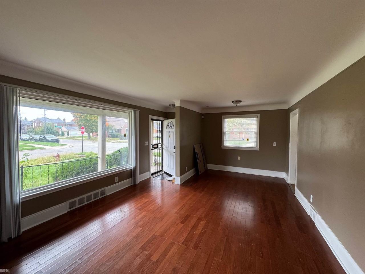 19196 Tyrone St - Photo 3 of 26