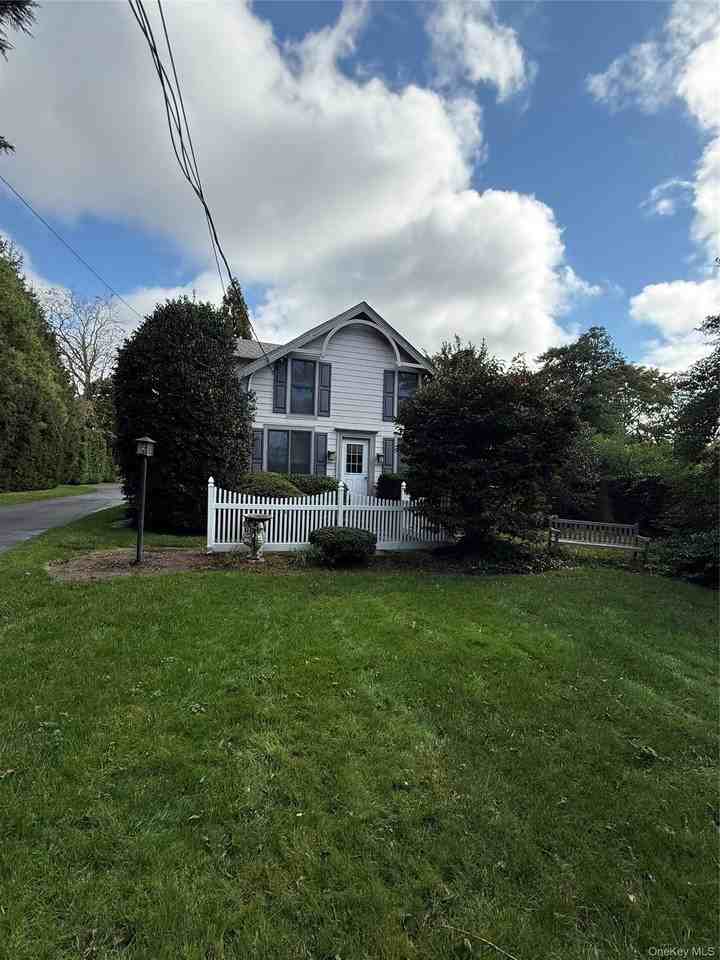 7 Suffolk Ln - Photo 2 of 26