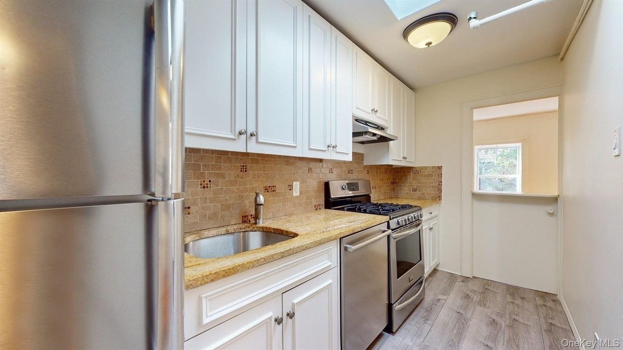 467 Waverly Ave - Photo 5 of 16