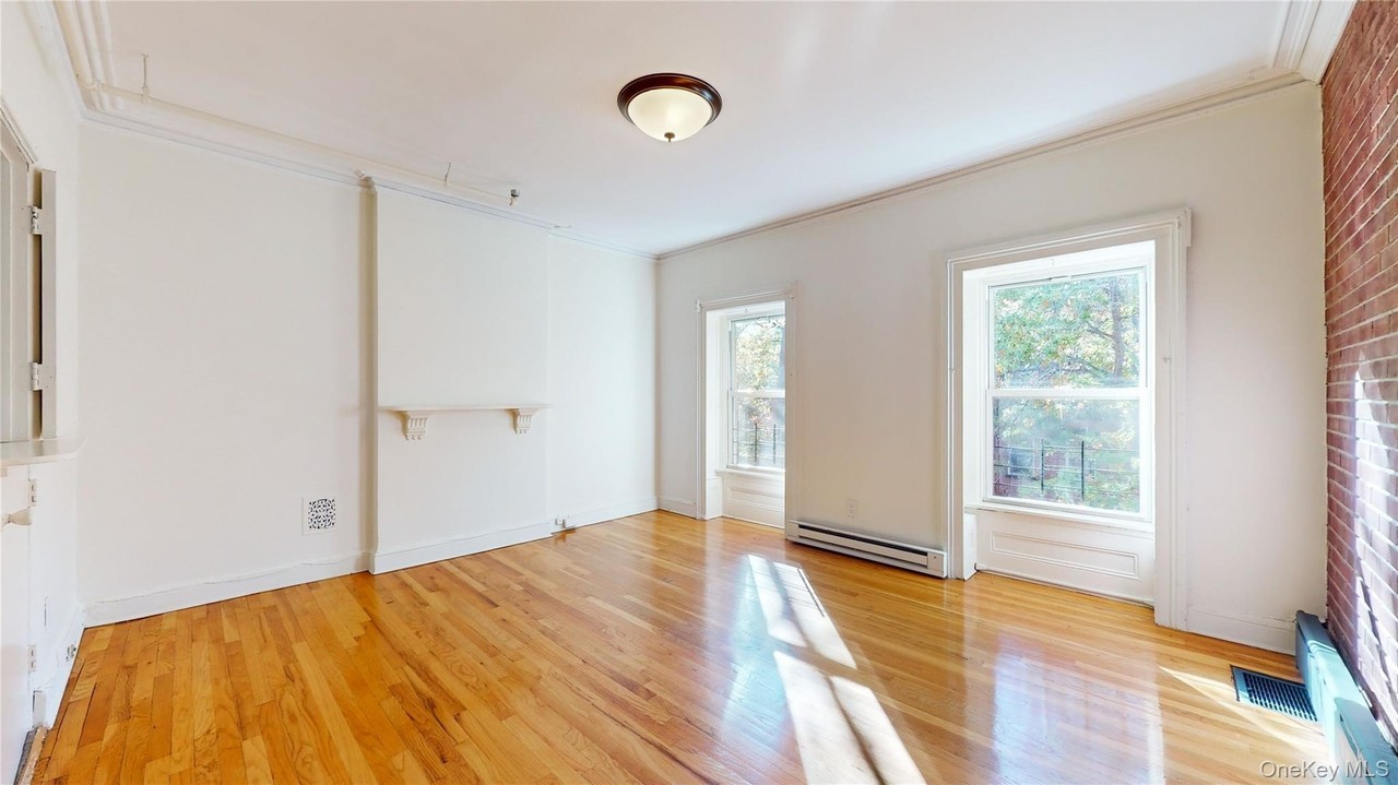 467 Waverly Ave - Photo 7 of 16
