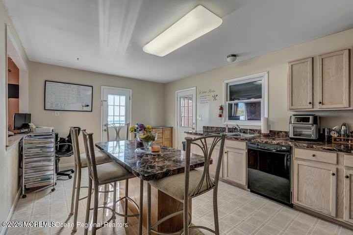 663 Kennedy St - Photo 7 of 22
