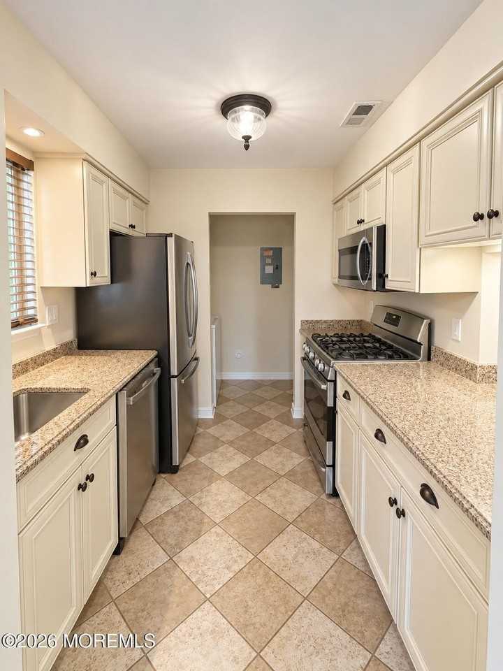 39 Almond Dr - Photo 6 of 12