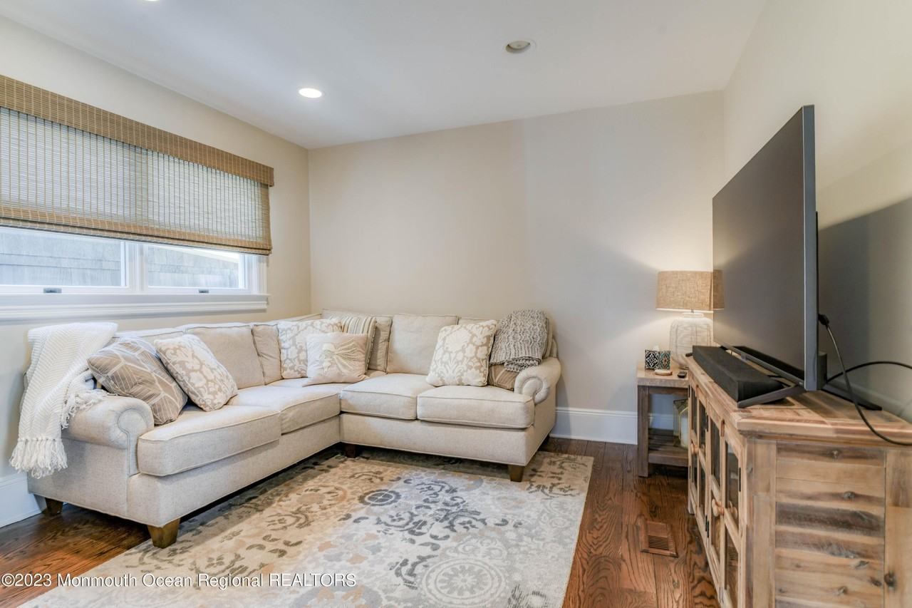 16 Abbott Ave - Photo 5 of 50