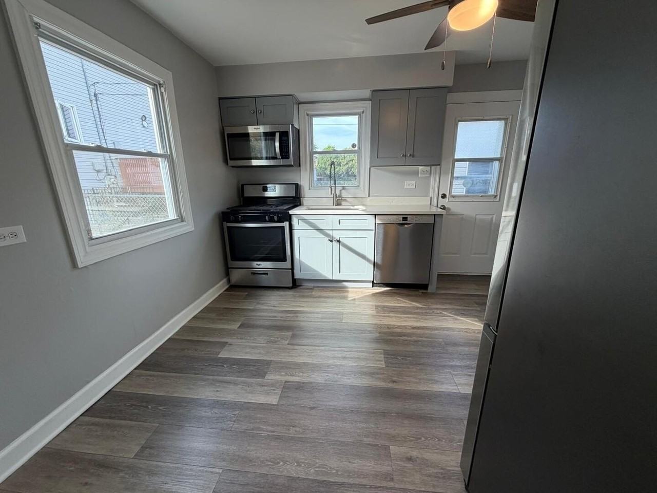 4417 N Nagle Ave - Photo 3 of 13