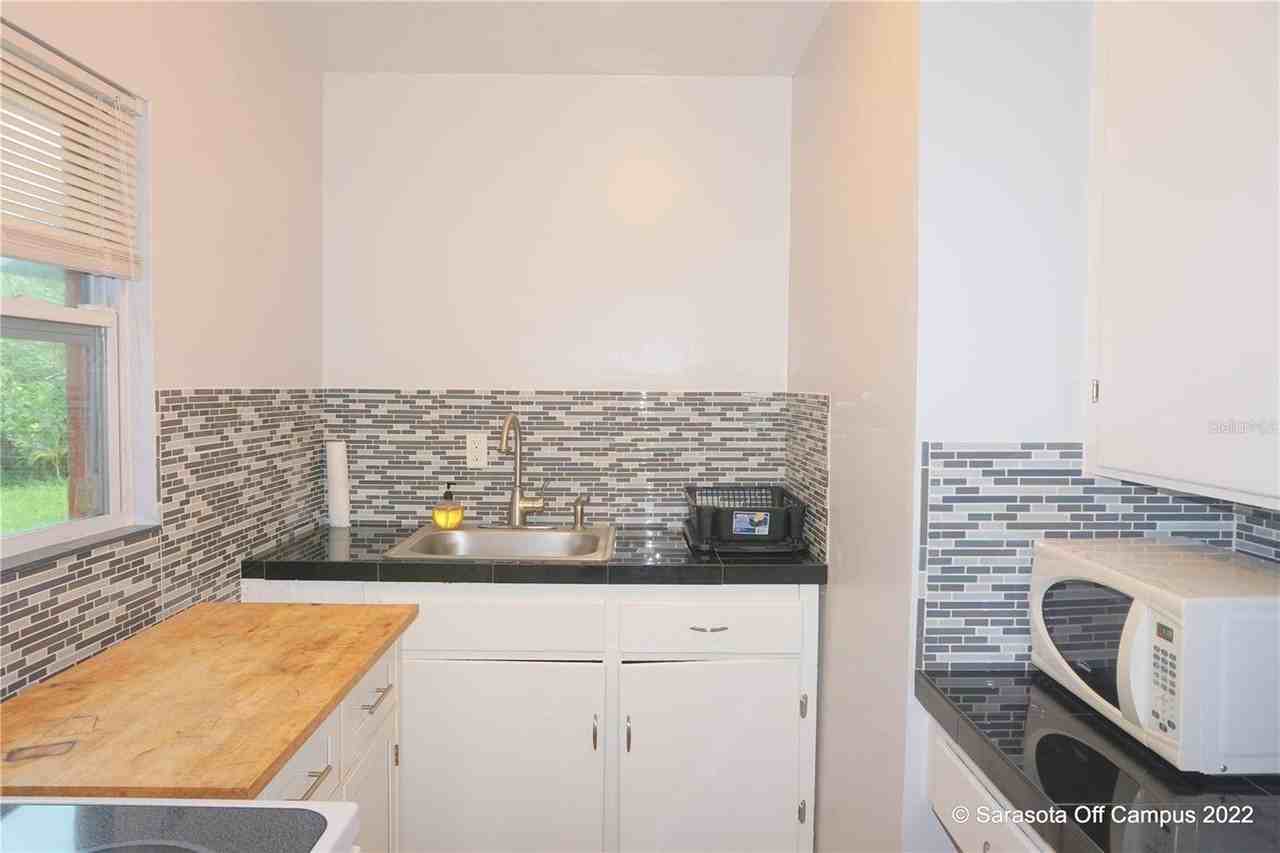 946 40th St - Photo 2 of 23