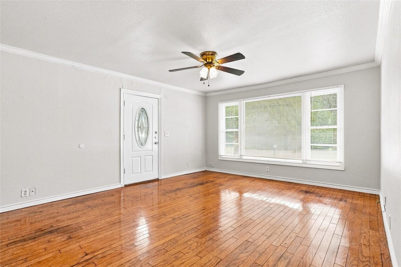 1110 Wade Hampton St - Photo 5 of 20
