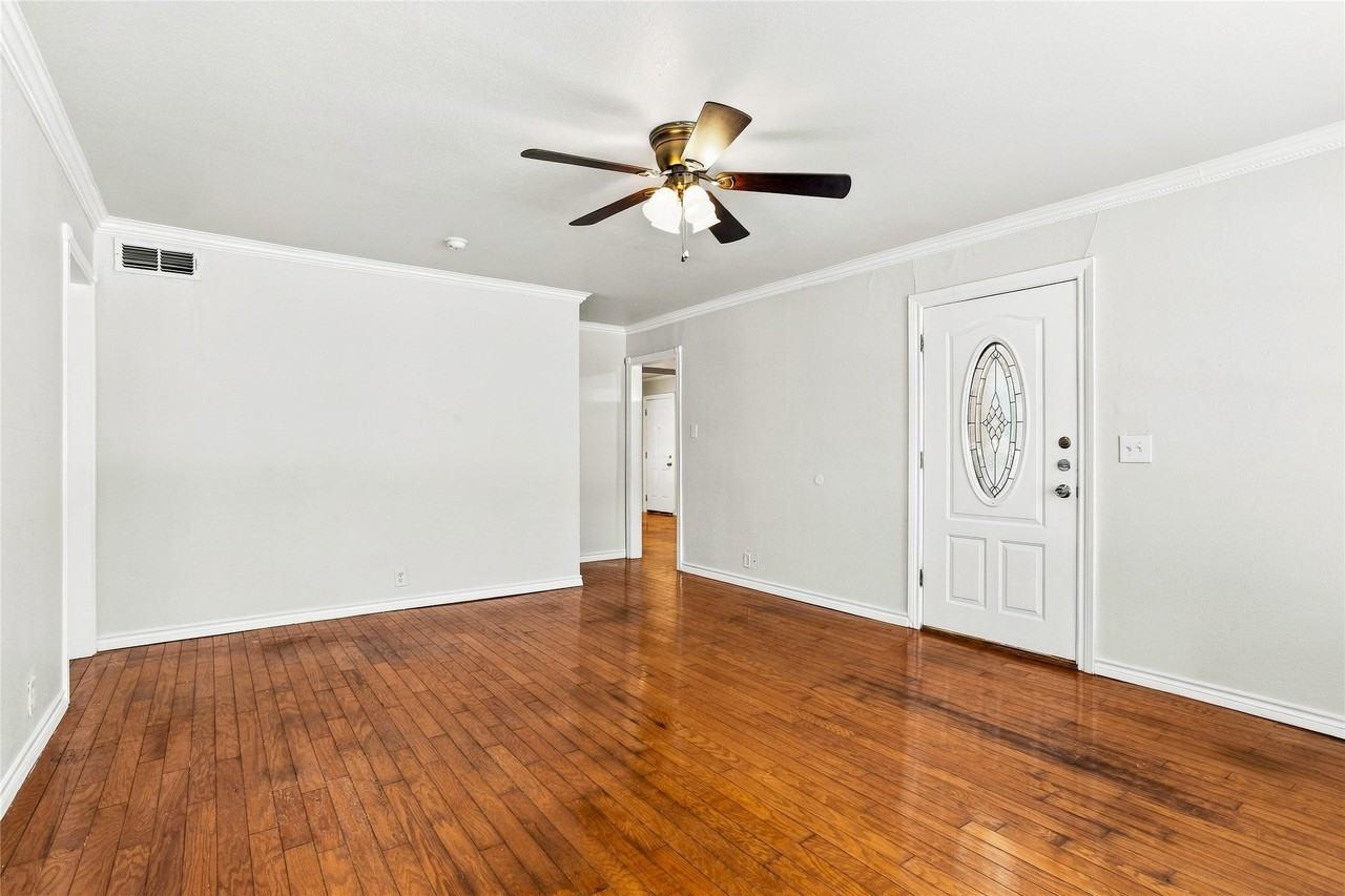 1110 Wade Hampton St - Photo 6 of 20