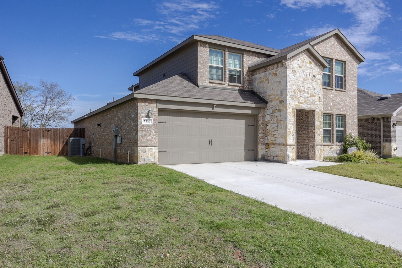 2117 Rustling Oaks Dr - Photo 3 of 32