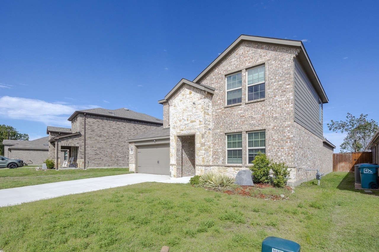 2117 Rustling Oaks Dr - Photo 4 of 32